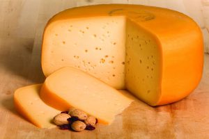 Выявлены фальсификаты популярных сыров